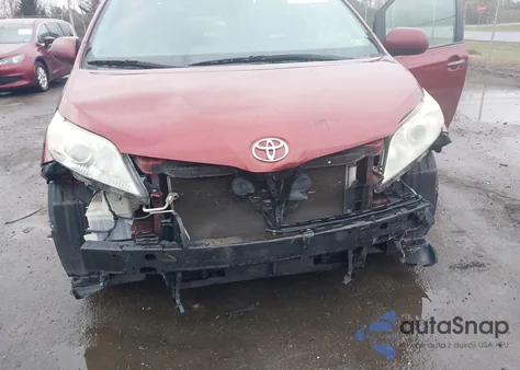 2016 Toyota Sienna Xle 8 Passenger z USA, uszkodzony, nr VIN 5TDYK3DC4GS721190